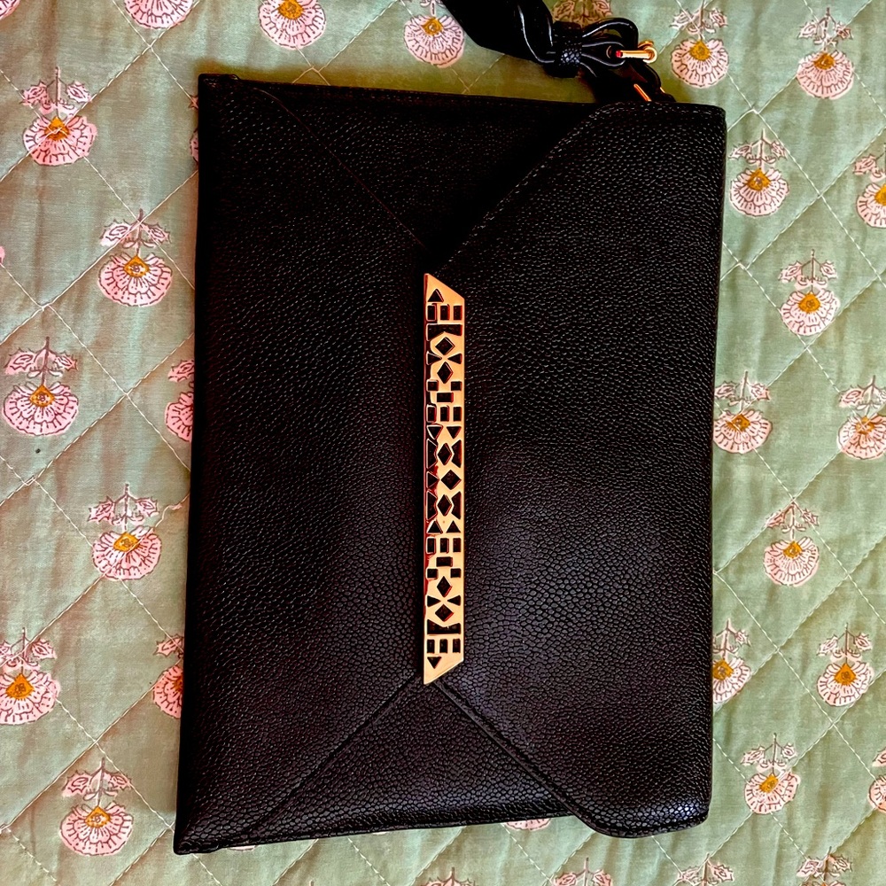 Stella and Dot wristlet with card compartment